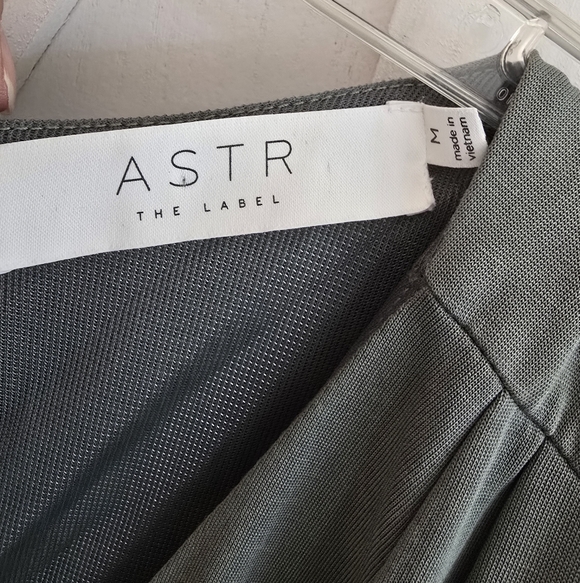 ASTR Sleeveless V-Neck Cinch Waist Wide Leg Jumpsuit In Green - Picture 9 of 10